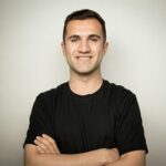 man in black crew neck t-shirt
